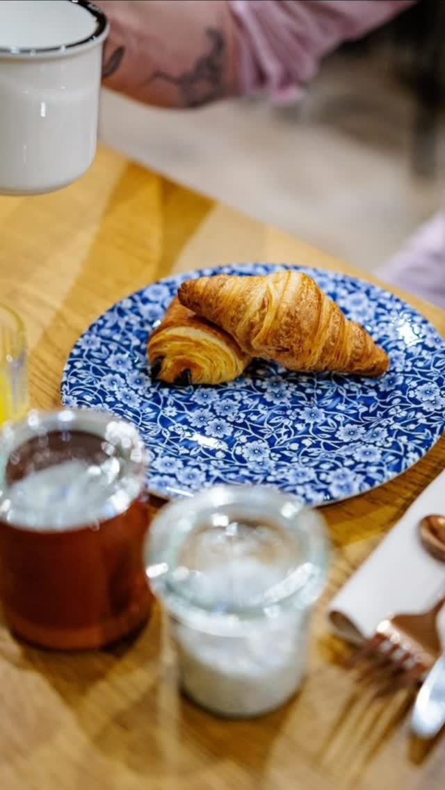 Le matin, chacun son rituel.
🍊 Jus de fruits fraîchement pressés pour l’un, pour faire le plein de vitamines.
🍃 Thé savoureux, infusé avec soin, pour l’autre, pour un réveil tout en douceur.

À votre avis, qui de nous deux est plutôt team jus pressé et qui est plutôt team thé : Julien ou Grégory ?

Et vous, êtes-vous plutôt jus de fruits frais ou thé au petit-déjeuner ?

✨Réouverture de @lamaisontrebeurden le 1er avril 2026.
Petit-déjeuner ouvert également aux clients ne séjournant pas à l’hôtel.

#RituelDuMatin #PetitDejeunerHotel #Trébeurden #EspritMaison #LaMaisonTrebeurden
