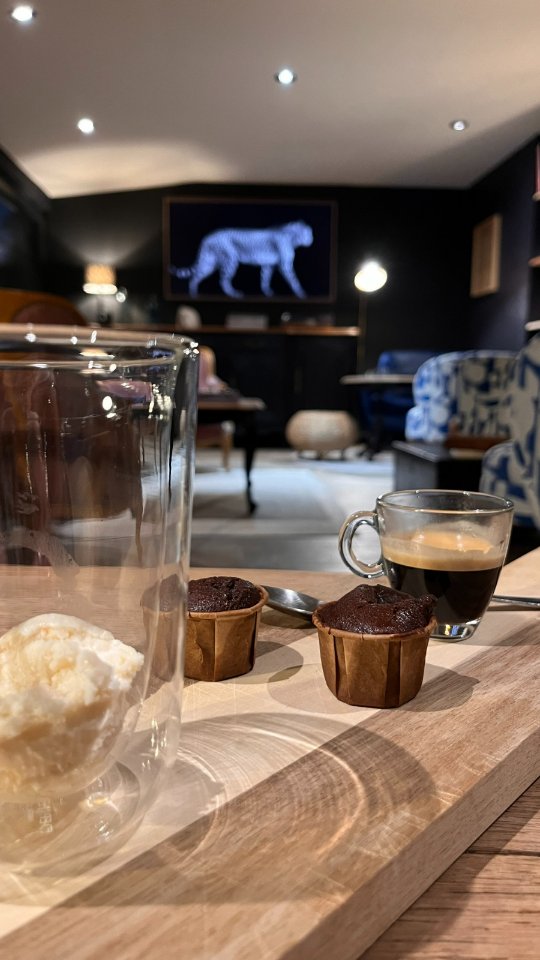 Le matin au réveil, l’après-midi dans le salon ou à la fin du repas, en déca pourquoi pas… ☕️

Vous le savez, nous avons à cœur de vous proposer des instants simples, mais de qualité. 
C’est pourquoi nous avons choisi de travailler avec @cafes_menezbre  torréfacteur breton, dont les cafés aux arômes tantôt intenses, tantôt doux et généreux accompagnent délicieusement vos moments à @lamaisontrebeurden.

🌟À retrouver dès la réouverture de l’hôtel le 1er avril et du restaurant le 7 avril 2026.

#cafebreton #hoteldecharme #pausecafe #marquebretagne #lamaisontrebeurden