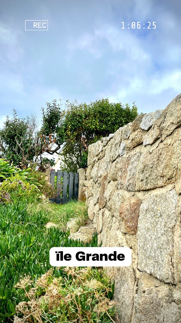 Niché en #Bretagne sur la #cotedegranitrose @lamaisontrebeurden vous accueille !