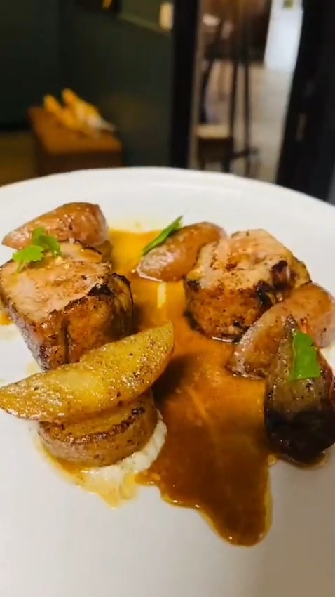 🍽️À la table de la Maison Trébeurden ce soir…

Le mignon de porc à l’érable, accompagné de ses échalotes confites, fait déjà l’unanimité. Une assiette généreuse, aux saveurs équilibrées.

Si vous préférez le poisson, La queue de lotte pochée, crème à la spianata, devrait vous séduire tout autant.

📱Pensez à réserver votre table au +33 (0)2 96 15 43 18 ou directement sur notre site internet (lien en bio).

#RestaurantTrebeurden #CoteDeGranitRose #CuisineMaison #Trebeurden #LaMaisonTrebeurden