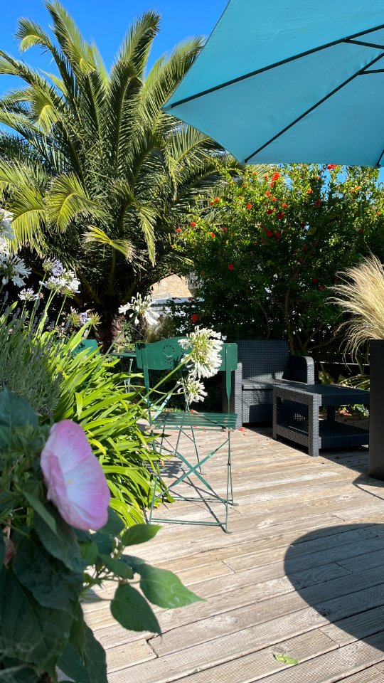 🌿 La fraîcheur est enfin de retour… et notre terrasse n'attend plus que vous !

Après une randonnée sur le GR34, accordez-vous une pause bien méritée autour d'une boisson fraîche. 🍹

Ou laissez-vous tenter par un cocktail en terrasse avant de découvrir notre carte de saison au restaurant.

Que vous reveniez des sentiers ou que vous soyez simplement en quête d'un moment de détente, notre terrasse est l'endroit idéal pour profiter des beaux jours.

Nous avons hâte de vous accueillir ! ☀️

#GR34 #Terrasse #Restaurant #Bretagne #LaMaisonTrébeurden