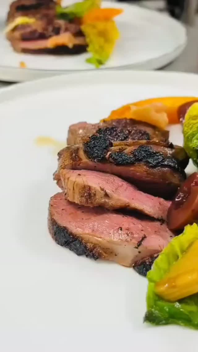 Avant la dégustation, il y a les derniers gestes en cuisine.
Ceux qui viennent parfaire l'assiette, révéler les saveurs et signer le travail du chef.

Découvrez le « Magret de canard, melon confit, pickles de fruits et sucrine braisée », à la table de notre restaurant.

📍 La Maison Trébeurden – Trébeurden, Bretagne
🍽️ Restaurant ouvert du mardi au dimanche soir
📞 Réservation : +33 (0)2 96 15 43 18

#LaMaisonTrebeurden #RestaurantTrebeurden #CuisineFrançaise #BretagneGourmande #Trebeurden