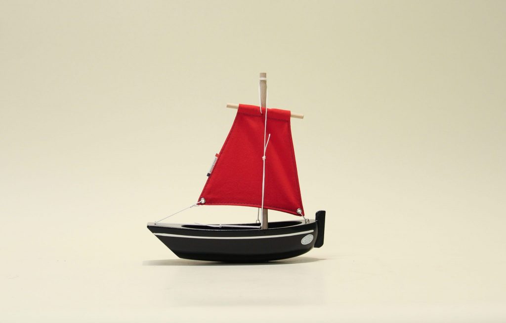 Bateau tirot en bois en vente à la boutique de La Maison Trébeurden