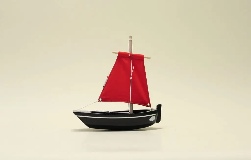 Bateau tirot en bois en vente à la boutique de La Maison Trébeurden